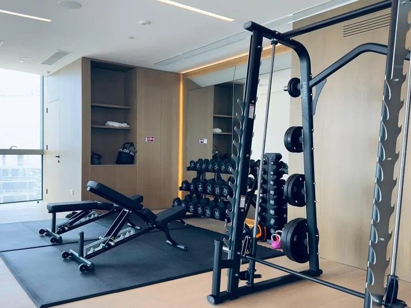Une salle de sport lumineuse avec des équipements de musculation.