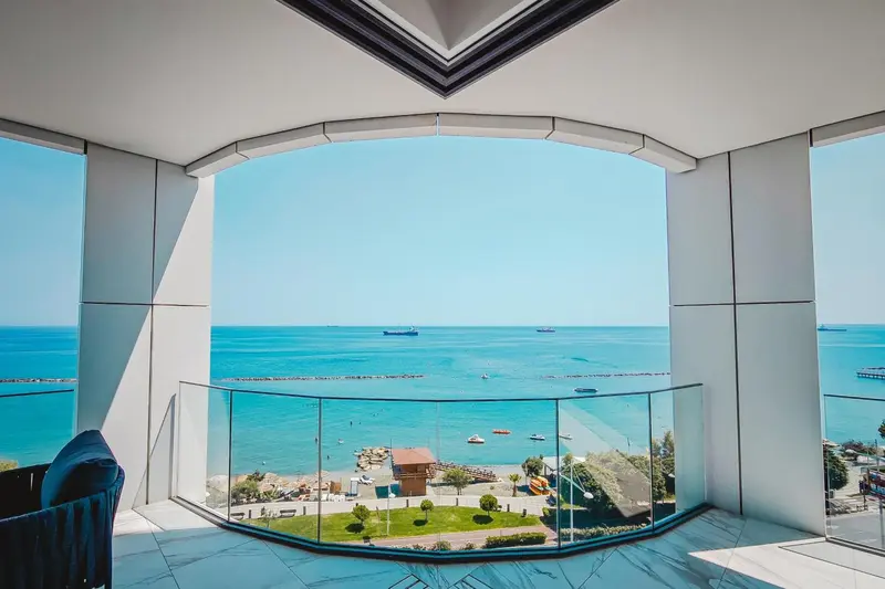 Vue sur la mer depuis un intérieur lumineux.