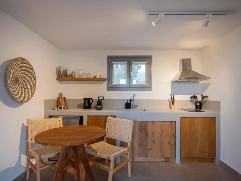 Une cuisine moderne avec une table et des chaises en bois.
