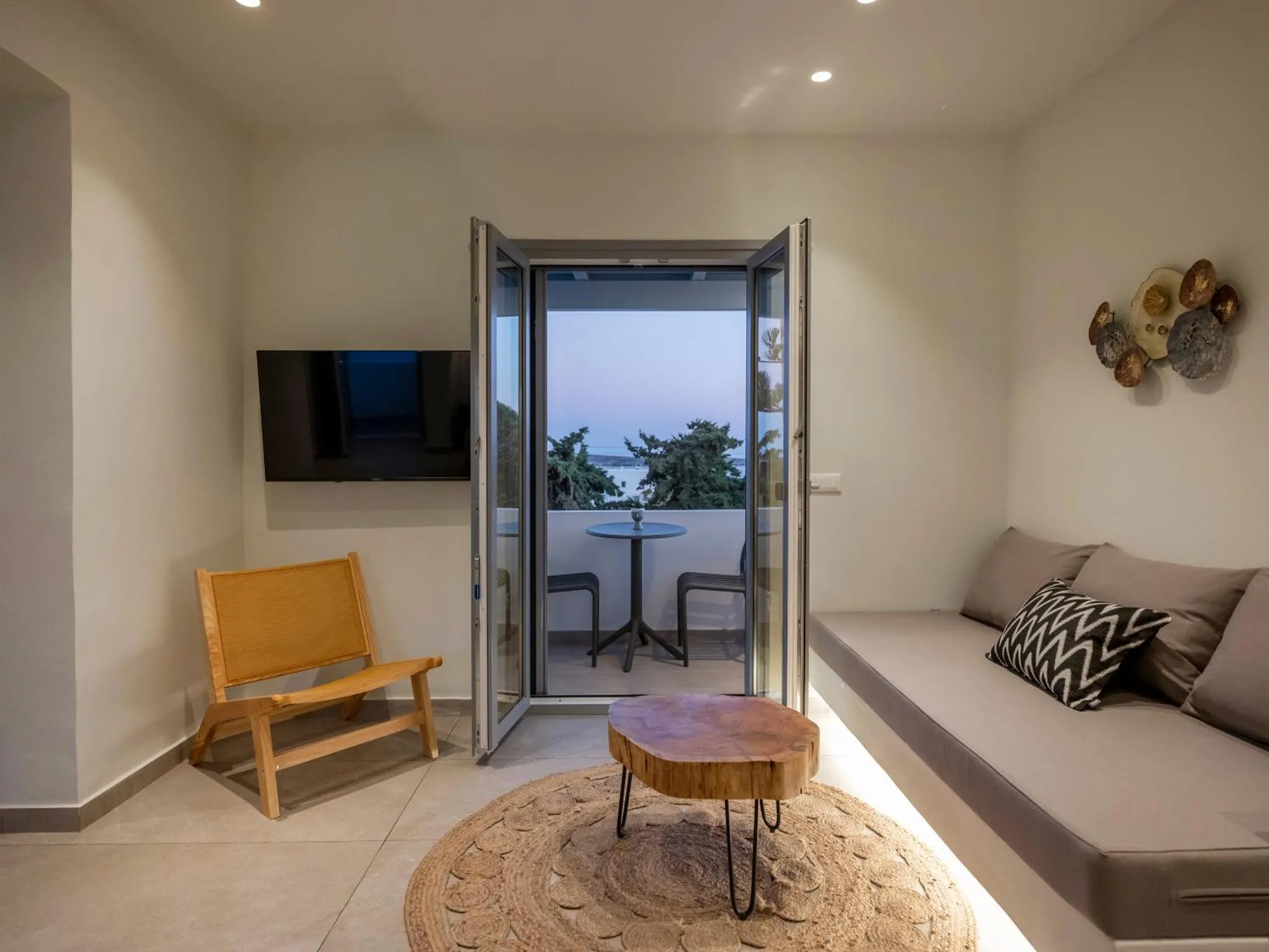 Un salon lumineux s'ouvre sur une terrasse avec vue sur la mer.