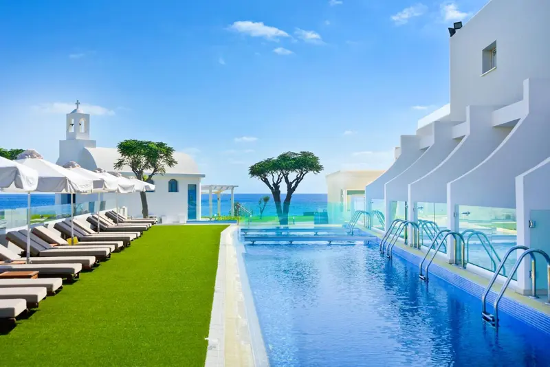 Terrasse avec piscine et vue sur la mer.