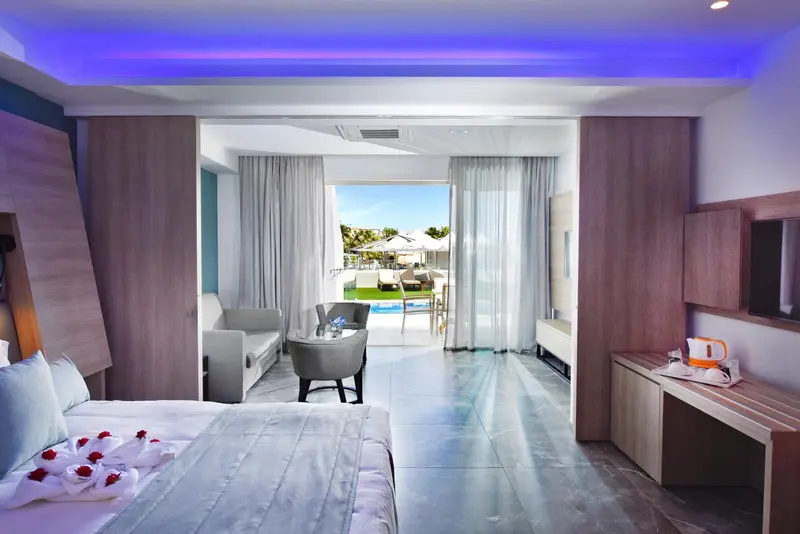 Une chambre lumineuse avec un canapé et une vue sur une piscine.