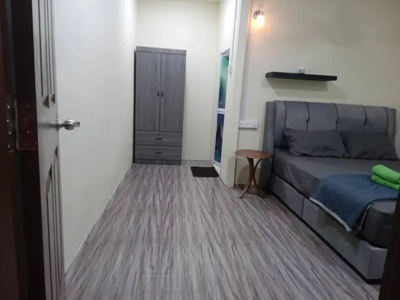 Une chambre avec un lit et une armoire.