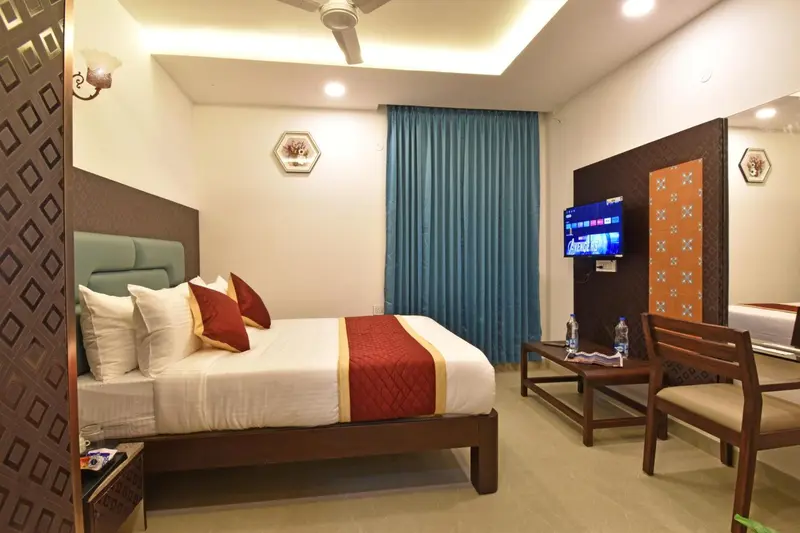 Une chambre d'hotel avec un lit double et une télévision murale.