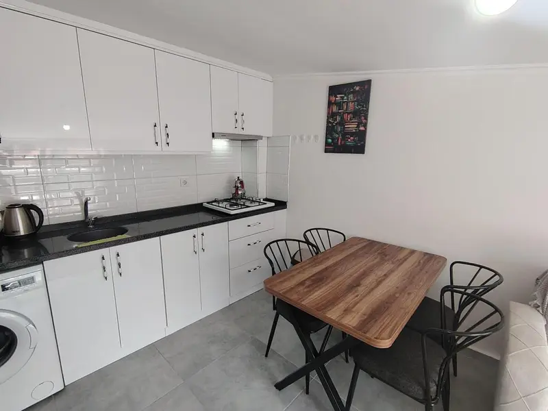 Une cuisine moderne avec un plan de travail et une table à manger.
