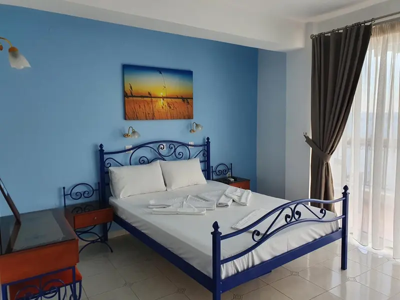 Une chambre avec un lit double et une décoration sobre.