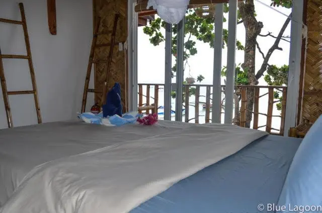 Une chambre avec un lit donnant sur une vue sur la mer.