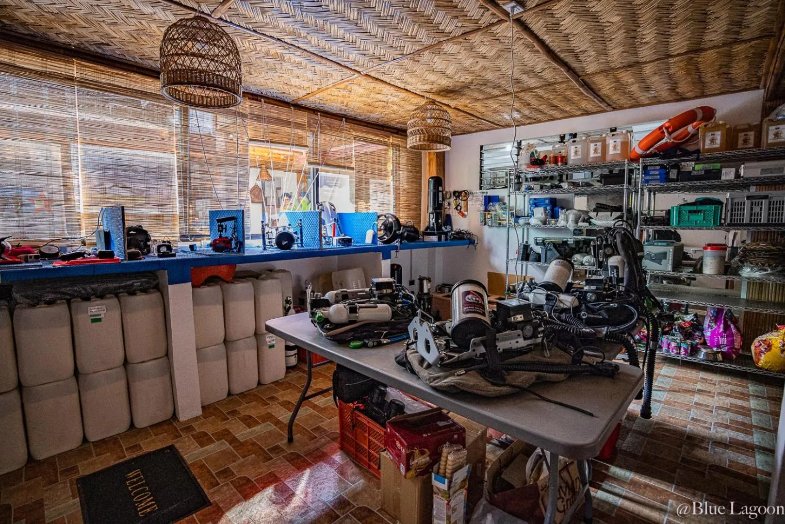 Intérieur d'un atelier avec des équipements divers et des rangements.