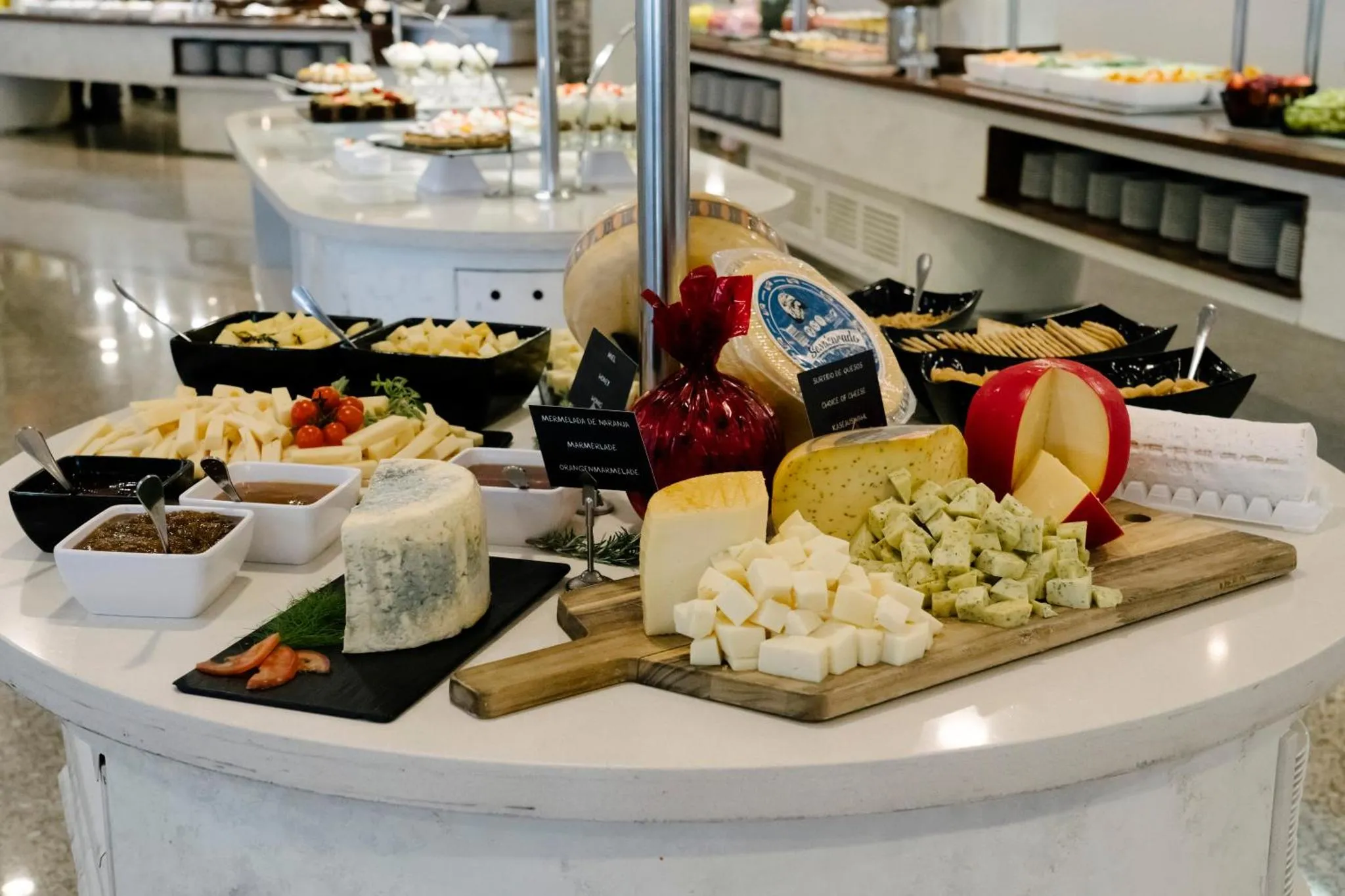 Un buffet propose une variété de fromages, de charcuteries et d'accompagnements.