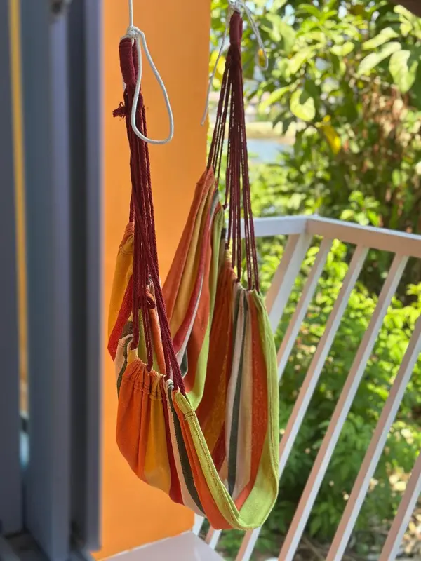 Un hamac coloré suspendu sur une terrasse.