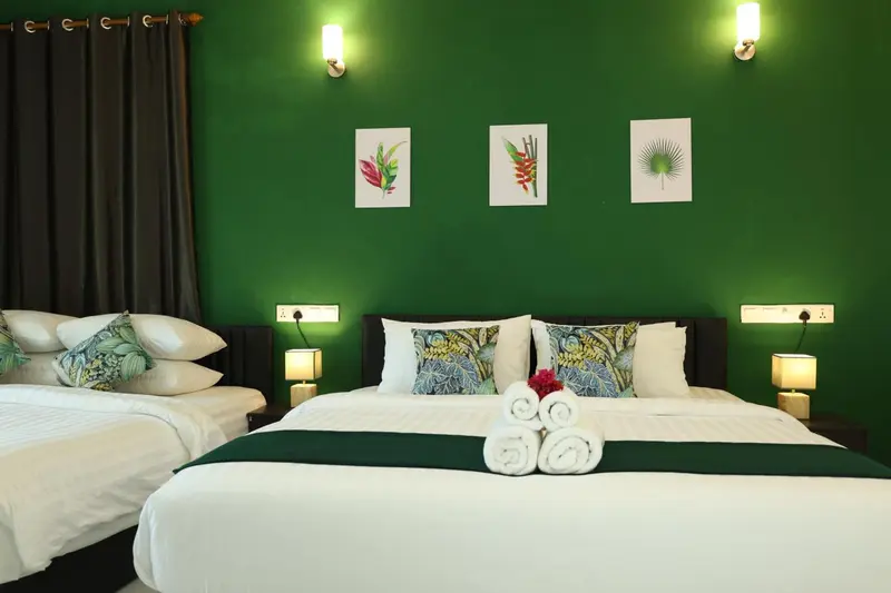 Une chambre lumineuse avec deux lits décorés de fleurs.