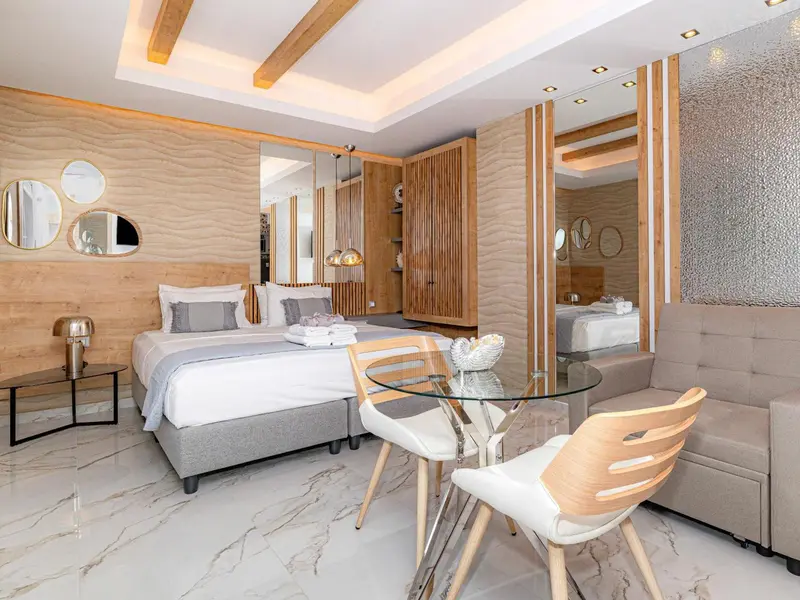 Une chambre moderne avec un lit double, une table et des chaises.