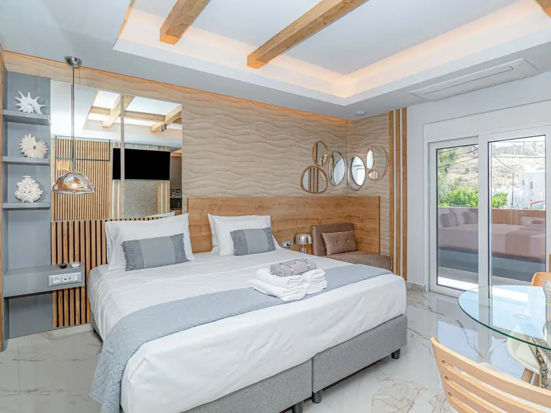 Une chambre lumineuse avec un grand lit et une décoration murale moderne.