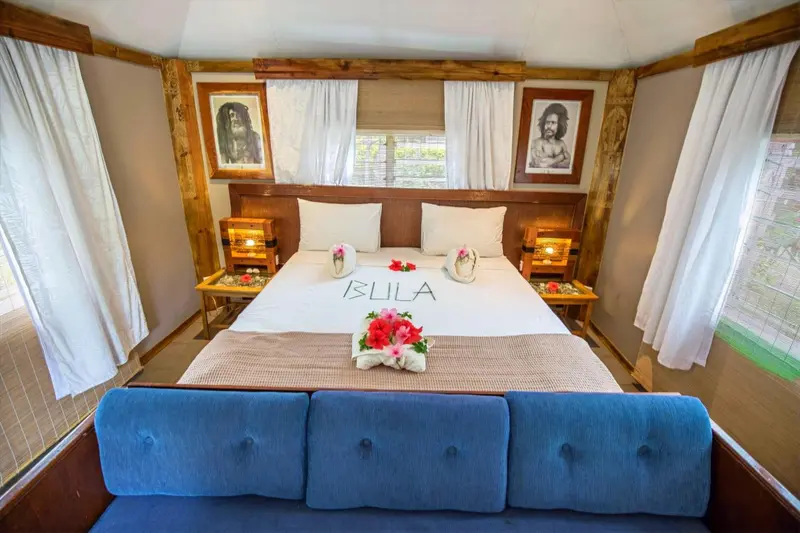Une chambre avec un grand lit et un coin salon.