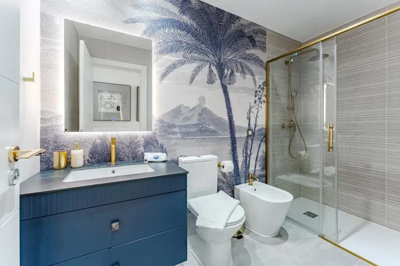 Une salle de bain moderne avec une douche à l'italienne et un lavabo.