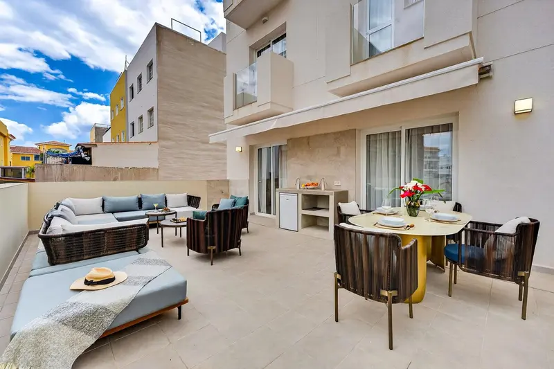 Terrasse aménagée avec salon et table à manger.
