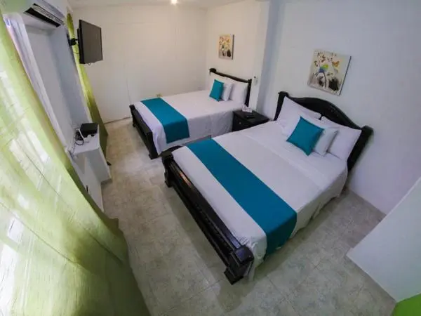 Une chambre avec deux lits simples et une décoration colorée.