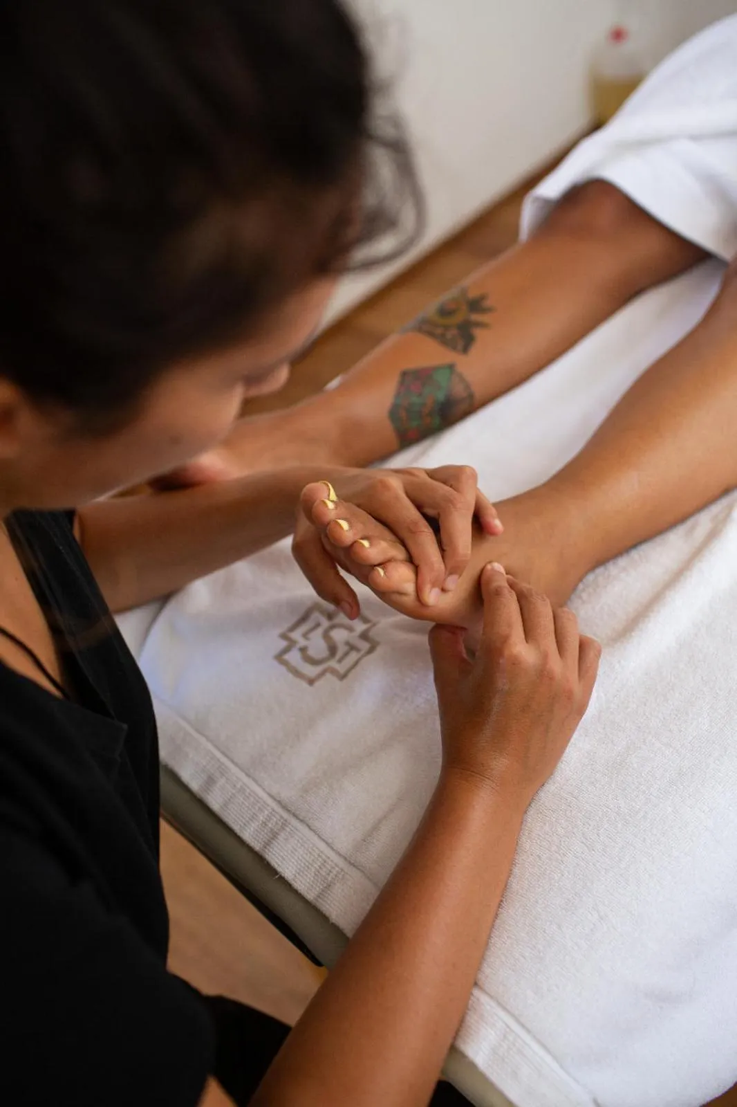 Une personne reçoit un massage des pieds dans un cadre relaxant.