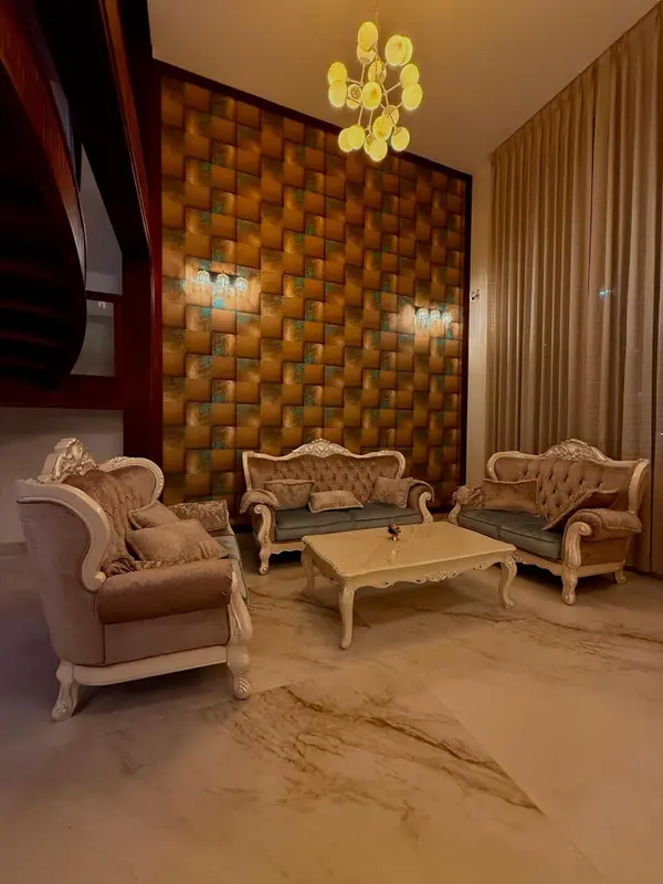 Un salon élégant avec des canapés et une table basse.