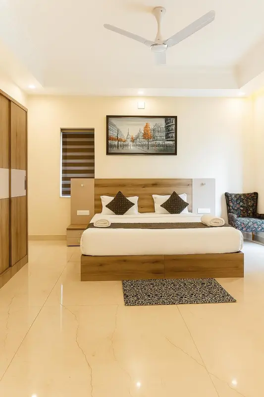 Une chambre lumineuse avec un grand lit et une décoration moderne.