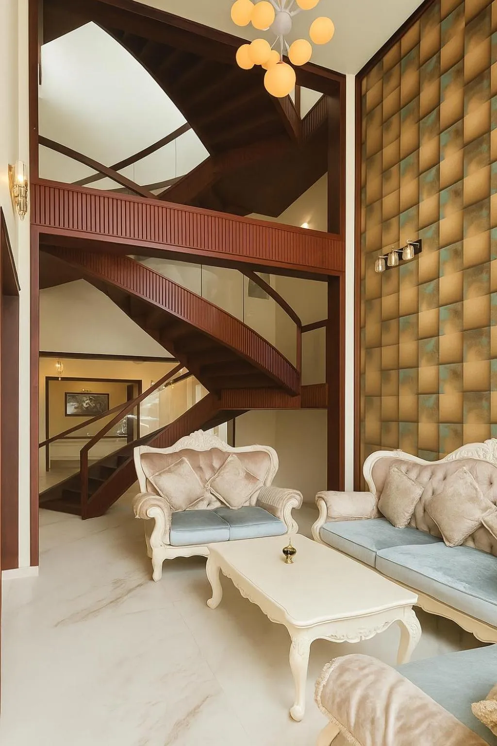Un espace de détente intérieur avec canapés et un escalier en bois.