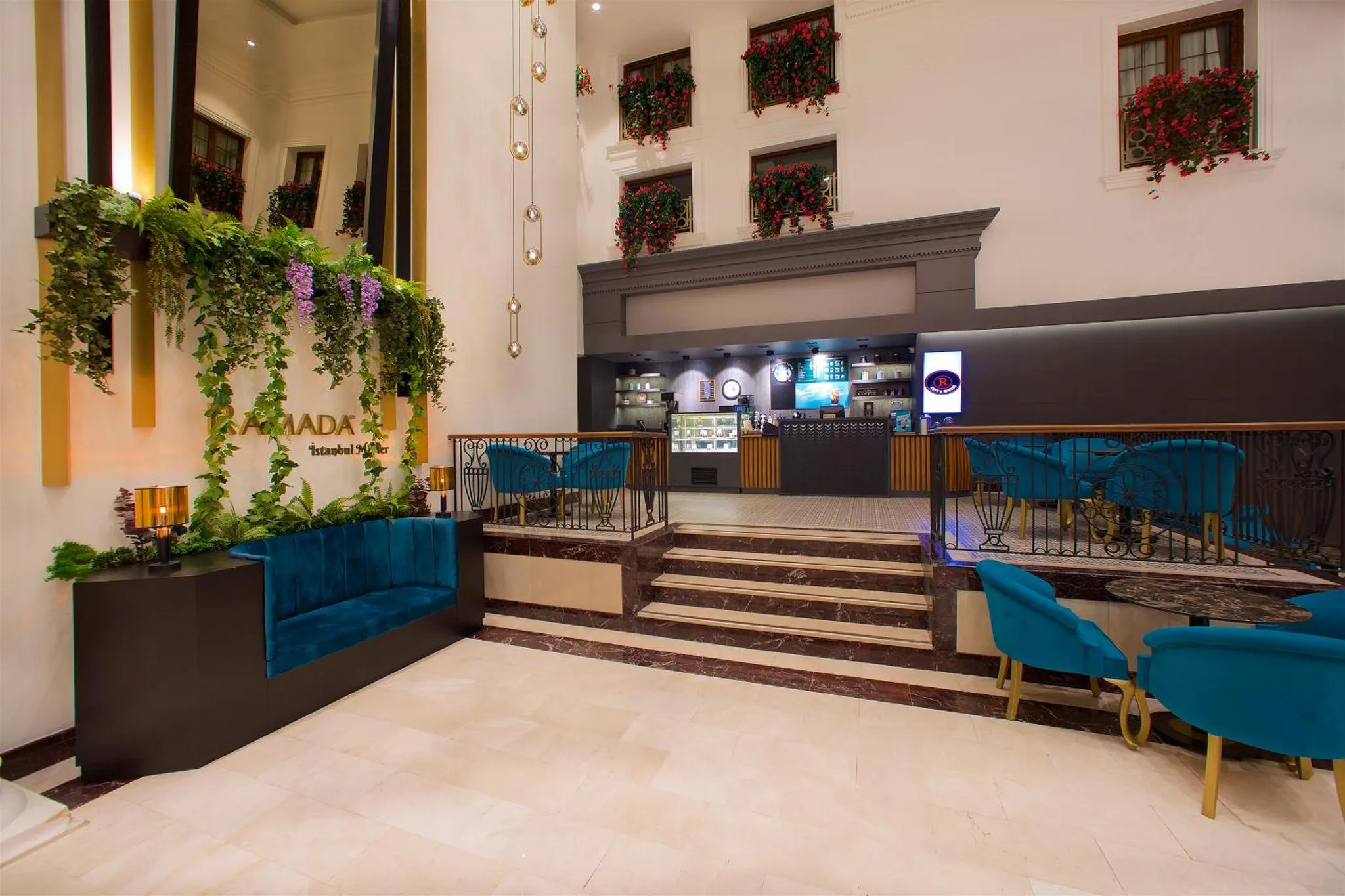 Un espace de détente intérieur avec un comptoir de bar et des fauteuils bleus.