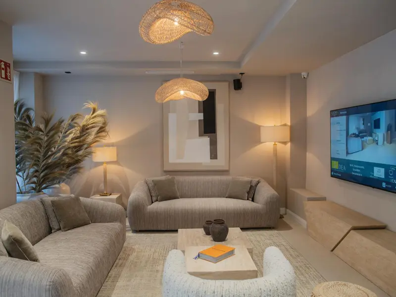 Un espace de détente intérieur avec canapés et éclairages design.