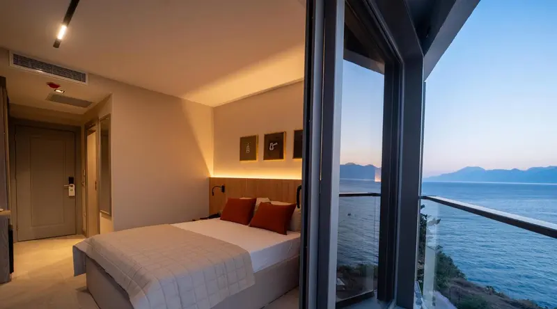 Une chambre avec un grand lit donnant sur une vue mer.