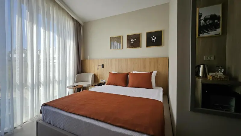 Une chambre à coucher lumineuse avec un lit double et une décoration moderne.