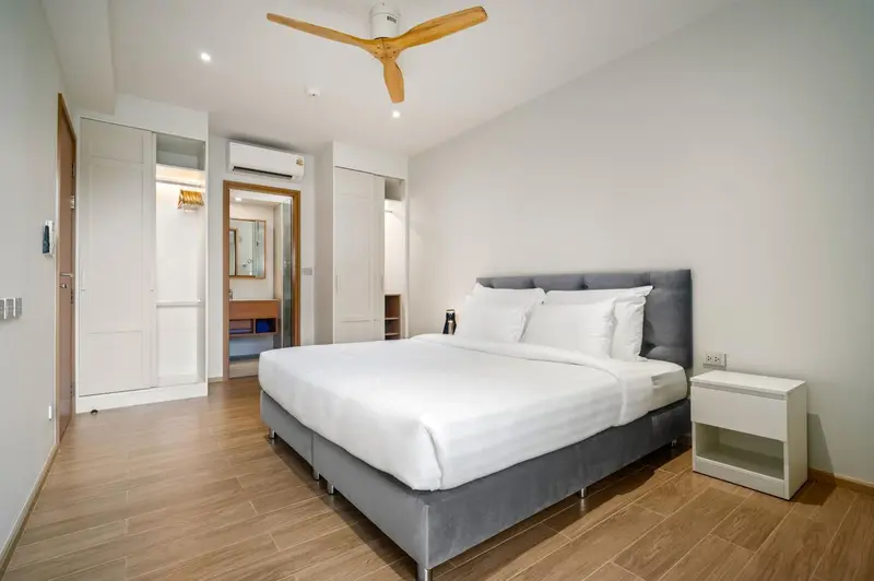 Une chambre lumineuse avec un grand lit et un mobilier moderne.