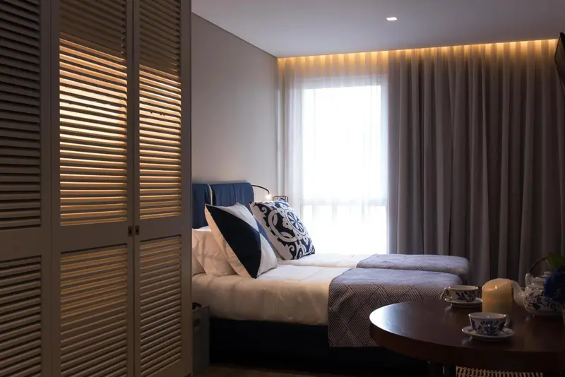 Une chambre avec un lit et une table basse.