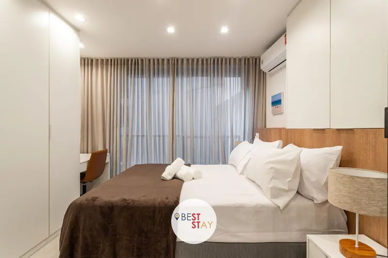 Une chambre avec un grand lit et un bureau.