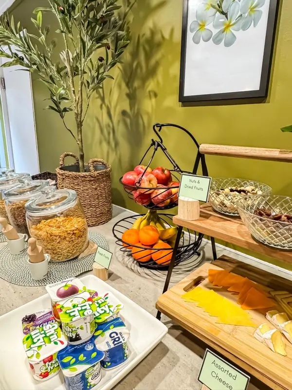 Un buffet propose des céréales, des fruits et des produits laitiers.