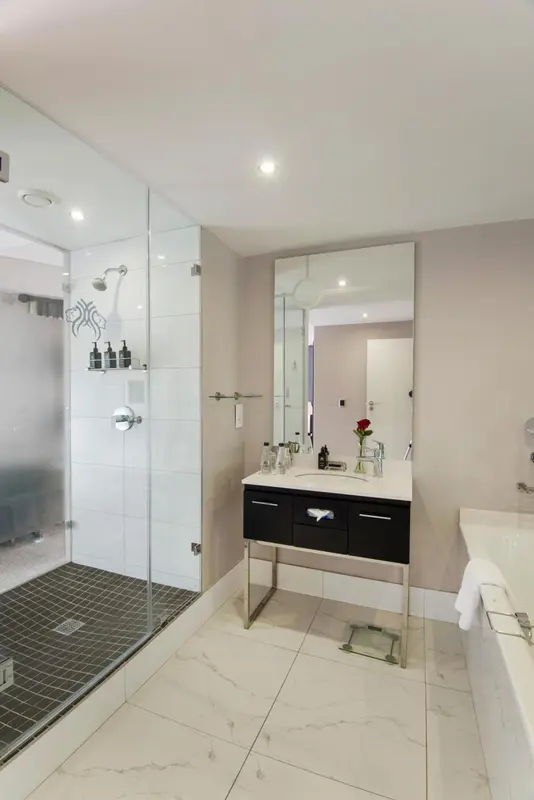 Une salle de bain moderne avec douche à l'italienne et baignoire.