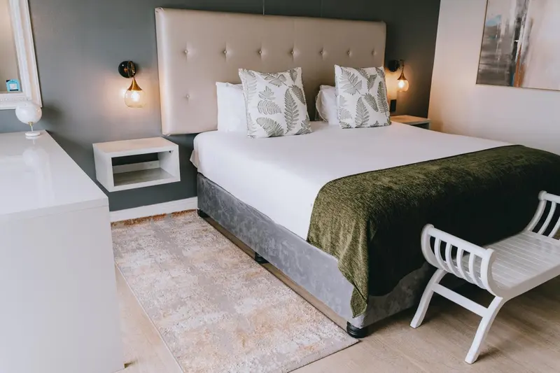 Une chambre à coucher lumineuse avec un grand lit et une décoration moderne.