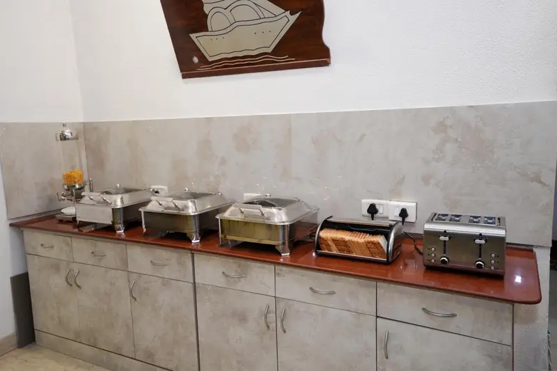 Un buffet propose des plats chauds et des viennoiseries.