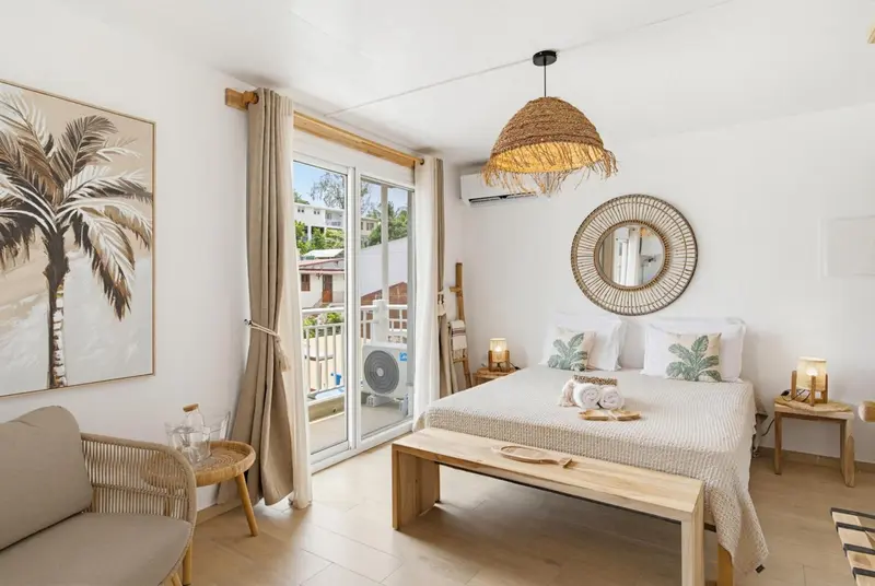 Une chambre lumineuse avec un lit et un canapé.