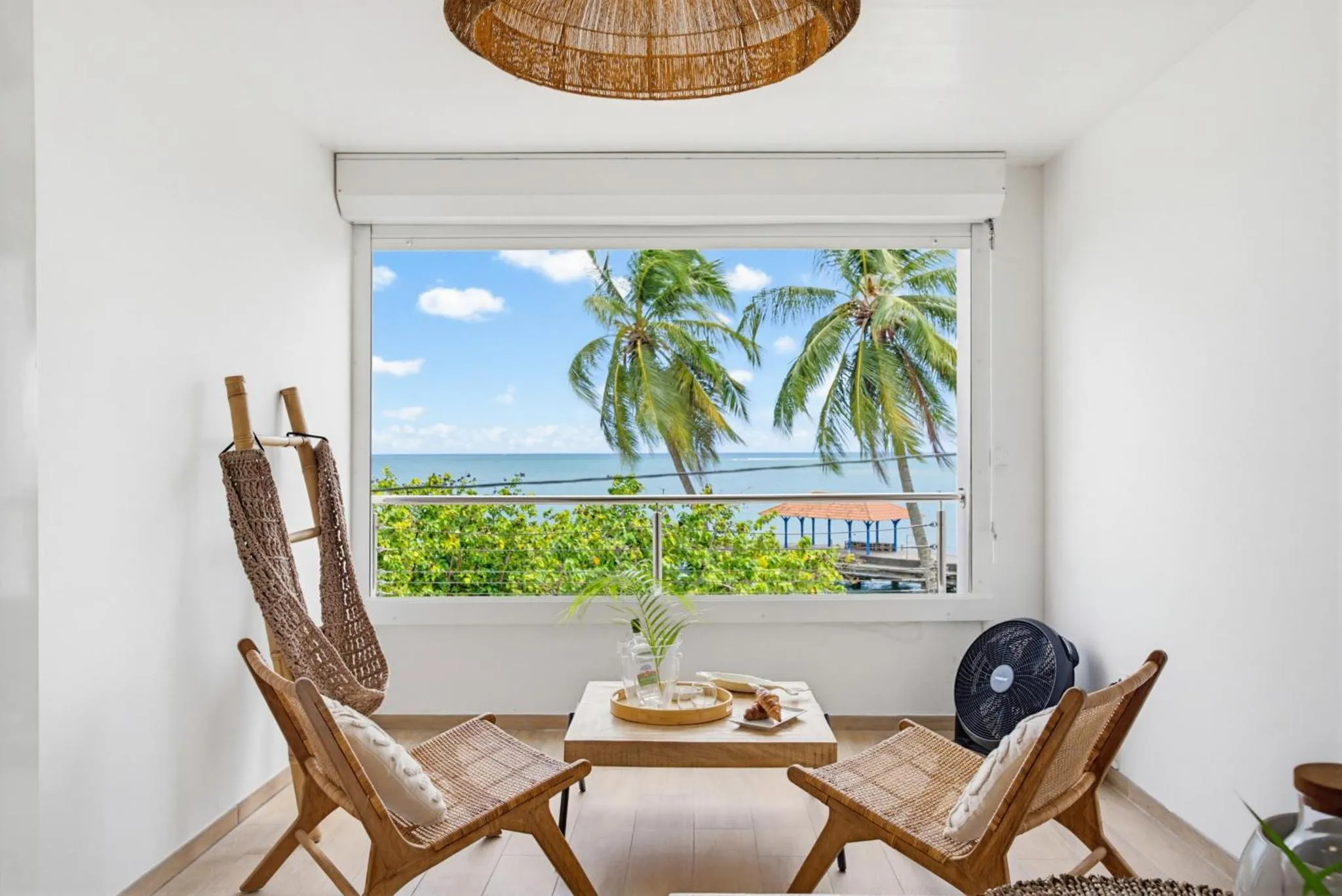 Vue sur la mer depuis un espace de détente intérieur.