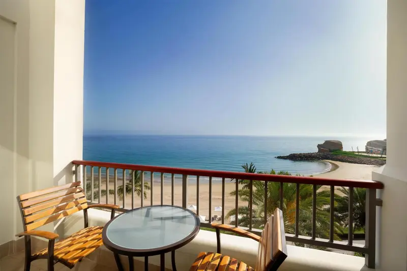 Terrasse avec mobilier d'extérieur donnant sur la mer et la plage.