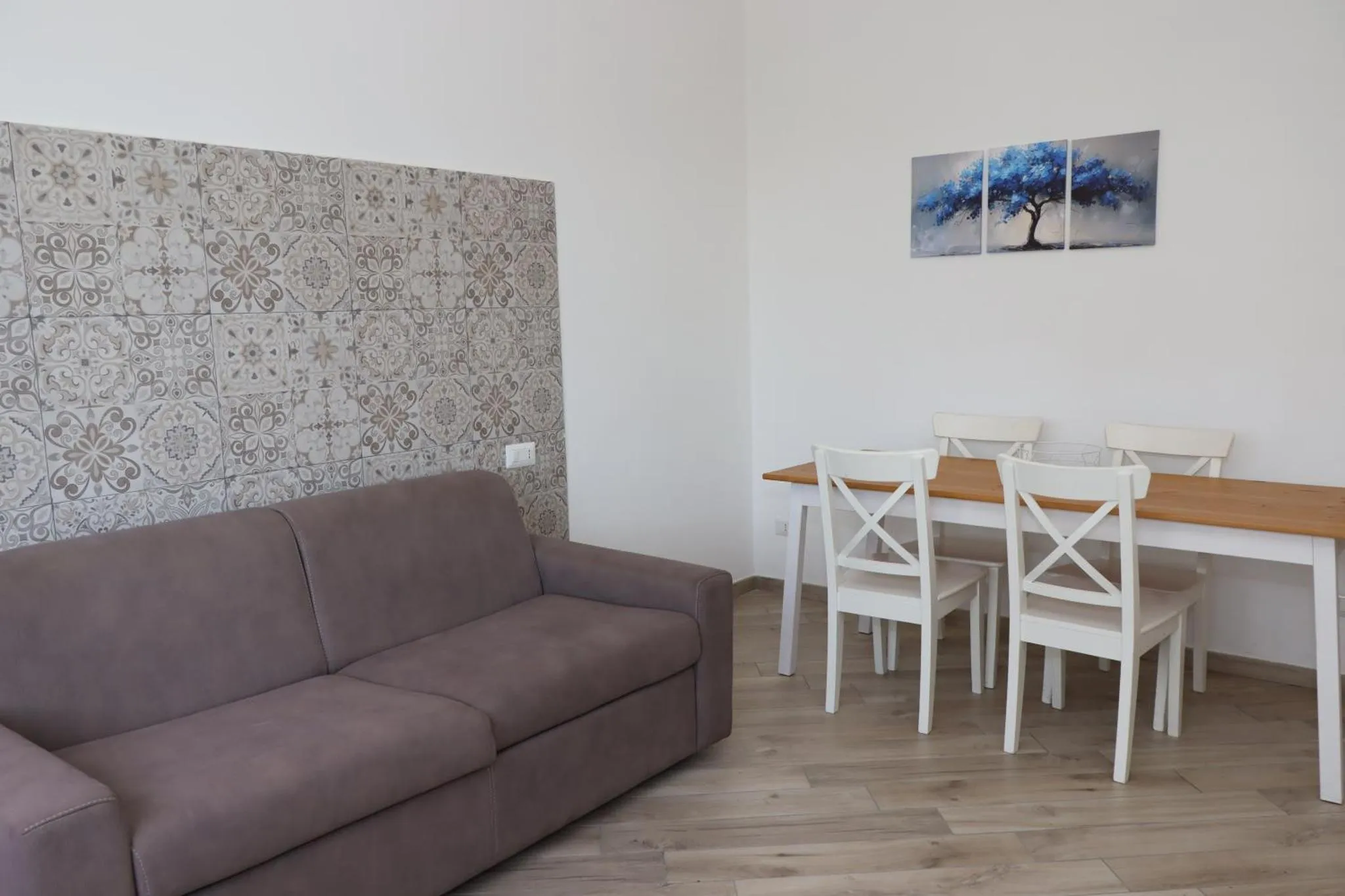 Espace de vie avec canapé et table à manger.