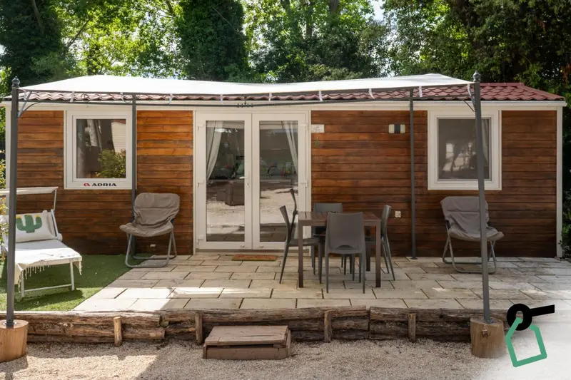 Terrasse en bois devant une maison mobile en bois.
