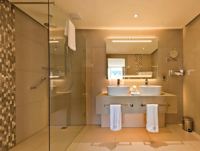 Une salle de bain moderne avec une douche à l'italienne et un double vasque.