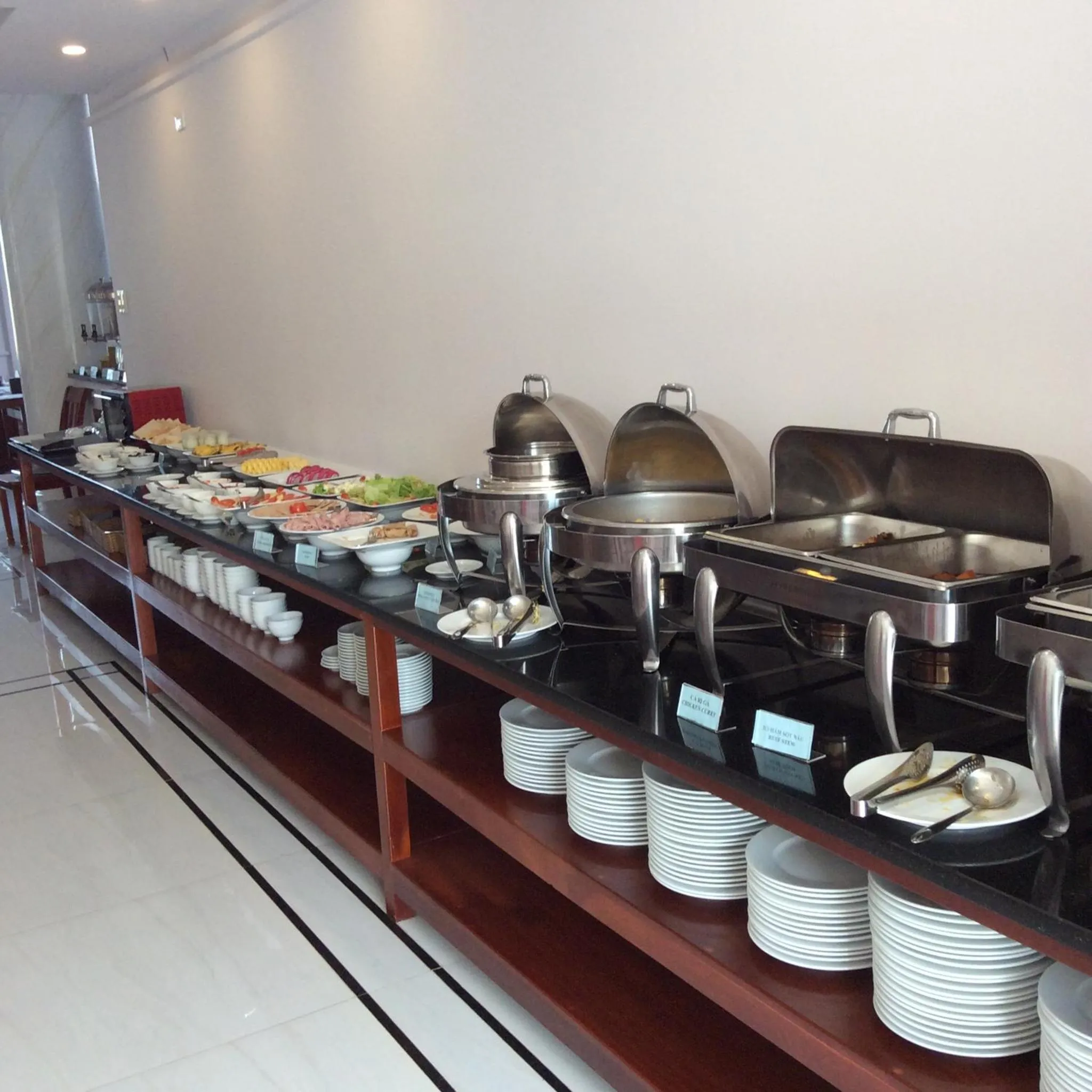 Un buffet propose une variété de plats et de fruits frais.