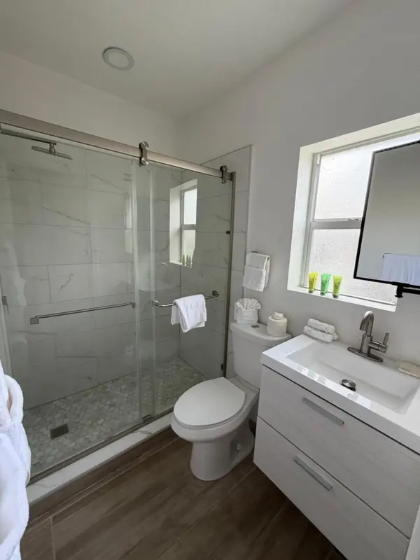Une salle de bain moderne avec douche à l'italienne et lavabo.