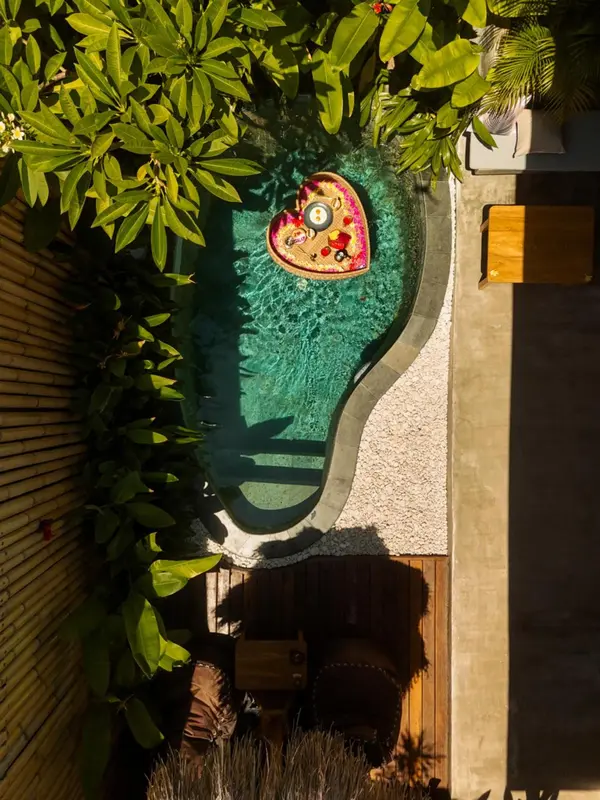 Petite piscine rectangulaire avec décoration florale en forme de cœur.