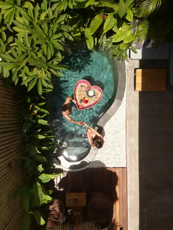 Une vue d'ensemble d'un établissement avec une piscine et un jardin.