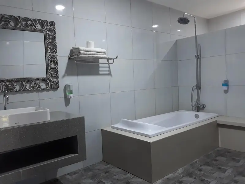 Une salle de bain moderne avec baignoire et douche à l'italienne.