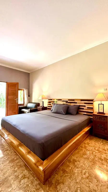 Une chambre avec un grand lit et une décoration en bois.