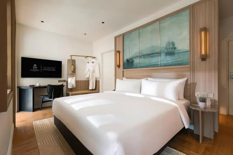 Une chambre lumineuse avec un grand lit et une décoration maritime.