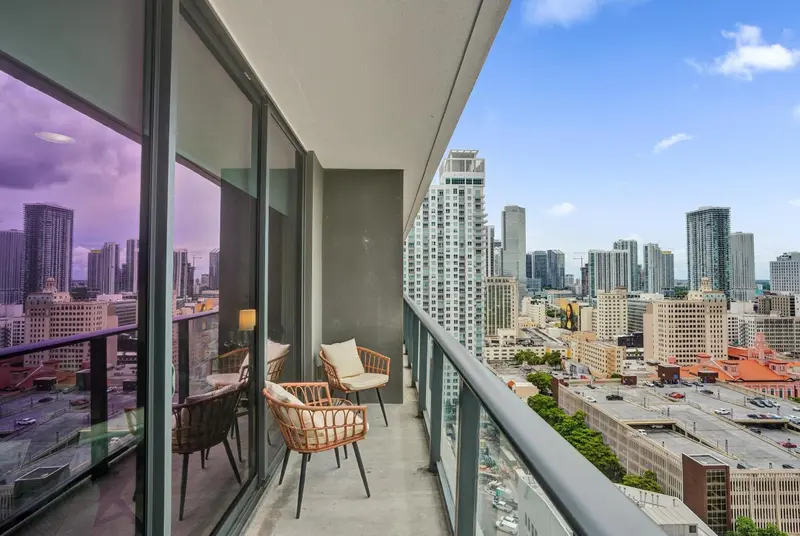 Terrasse avec mobilier d'extérieur et vue sur la ville.